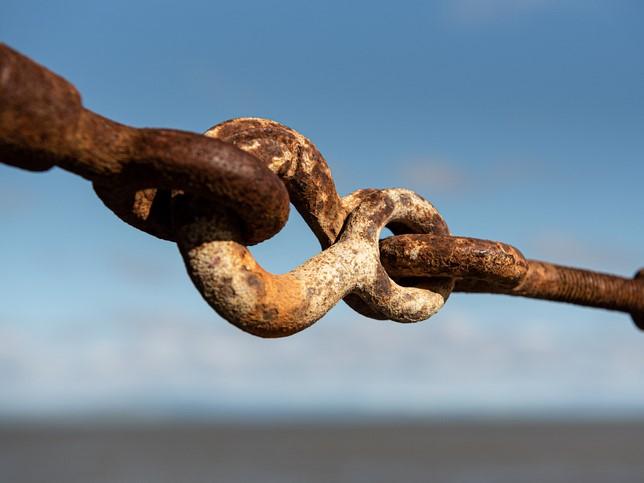 Metal chain showing resilience