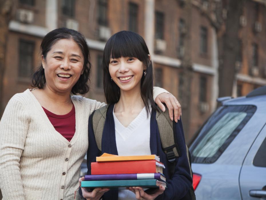 A new student outside campus with her mother