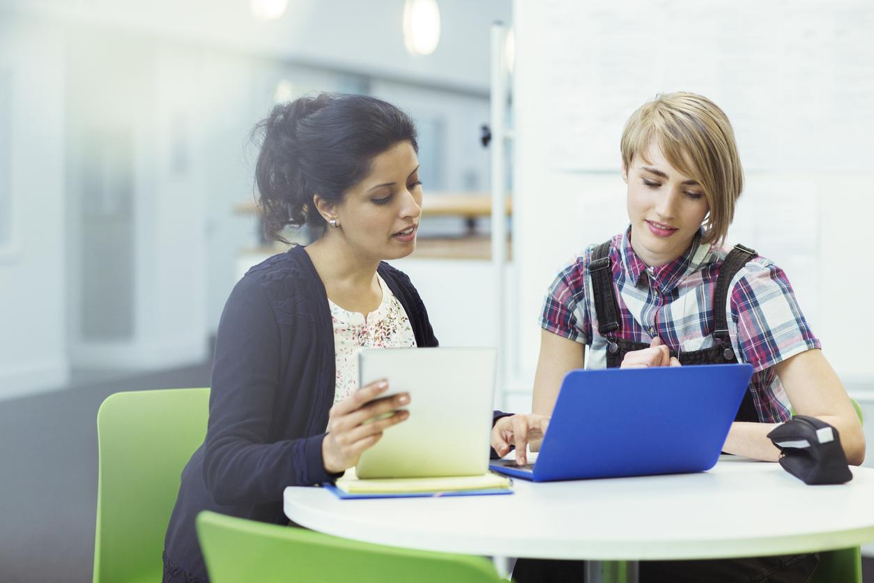 A woman mentoring a young female researcher