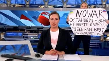 Russian anti-war protest live on a newscast