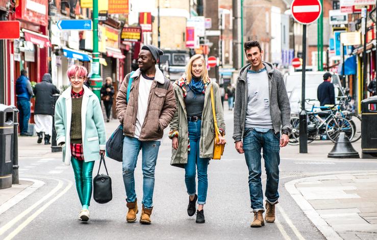 University students belonging, on a city walk