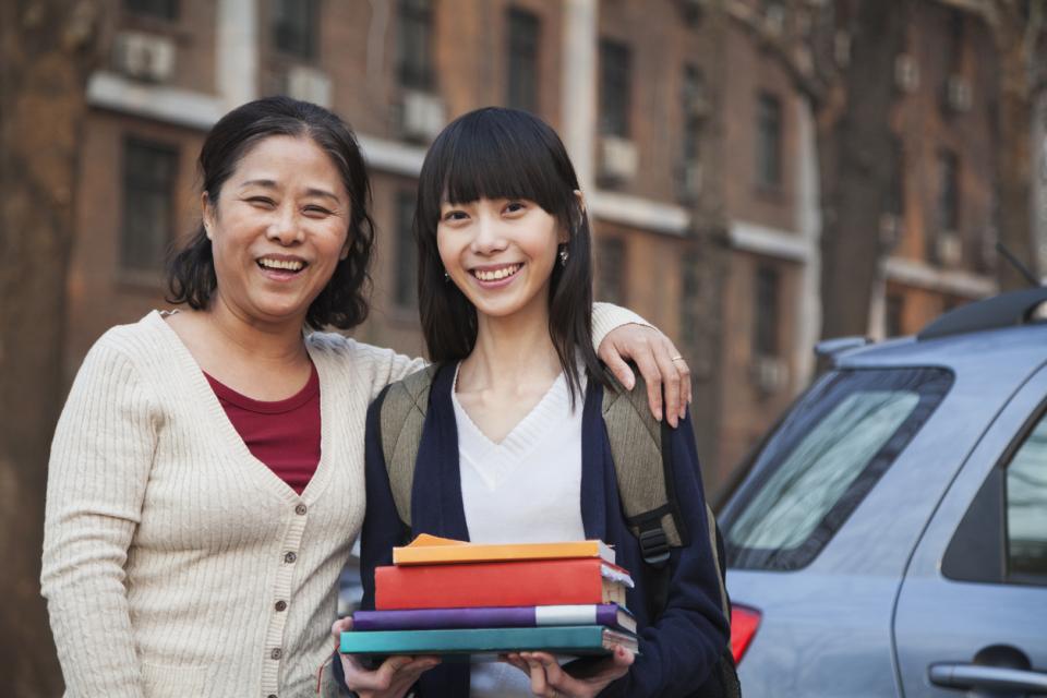 A new student outside campus with her mother