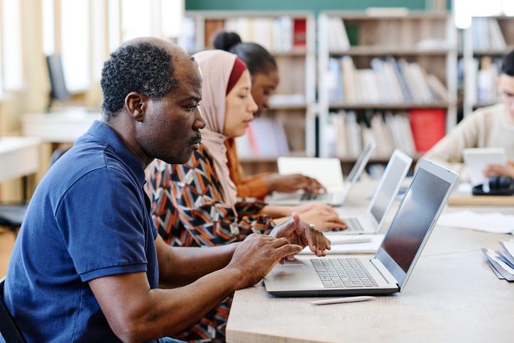 Migrant student use laptops